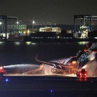 Zapaljeni avion u zračnoj luci u Tokiju