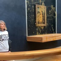 Prosvjednice bacile juhu na Mona Lisu