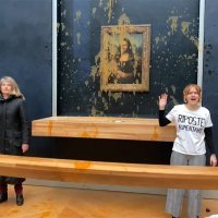 Prosvjednice bacile juhu na Mona Lisu