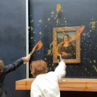 Prosvjednice bacile juhu na Mona Lisu