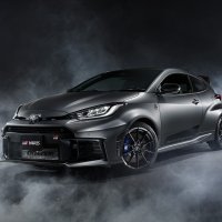 Toyota Gazoo Racing GR Yaris 'Ogier Edition' i 'Rovanperä Edition' (desno)