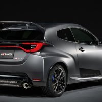 Toyota Gazoo Racing GR Yaris 'Ogier Edition' i 'Rovanperä Edition' (desno)