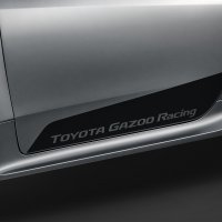 Toyota Gazoo Racing GR Yaris 'Ogier Edition' i 'Rovanperä Edition' (desno)