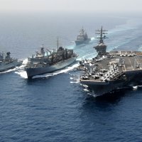 Krajnje lijevo je njemačka fregata klase Sachsen koja plovi u sastavu američke borbene skupine