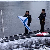 Podizanje zastave s Andrijinim križem na podmornici klase Lada