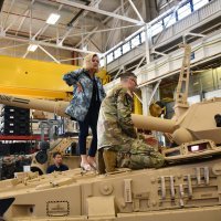 Državna tajnica za vojna pitanja Christine Wormuth razgledava M10 Booker