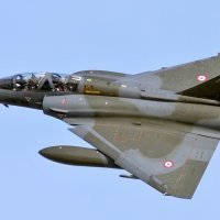 Mirage 2000D je dvosjed čiju posadu čine pilot i časnik za naoružanje