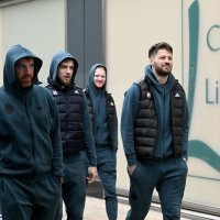 Dinamovi nogometaši prošetali su po kišom okupanim ulicama Seville