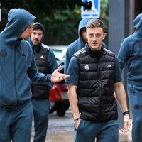 Dinamovi nogometaši prošetali su po kišom okupanim ulicama Seville