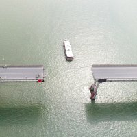 Brod udario u most u Kini