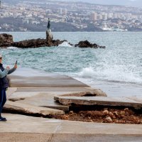 Opatija: Olujno jugo i valovi razbili betonski dio kupališta