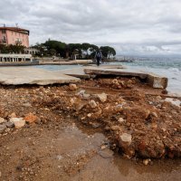 Opatija: Olujno jugo i valovi razbili betonski dio kupališta