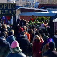 Rusi obilaze Navaljnijev grob