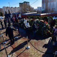 Rusi obilaze Navaljnijev grob