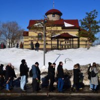 Rusi obilaze Navaljnijev grob