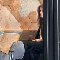 Josipa Pleslić i Milenko Bašić snimljeni na kavi