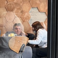 Josipa Pleslić i Milenko Bašić snimljeni na kavi