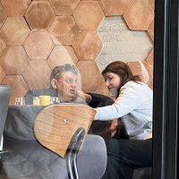 Josipa Pleslić i Milenko Bašić snimljeni na kavi