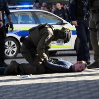 Policija u Ljubljani savladala muškarca koji je držao dva noža