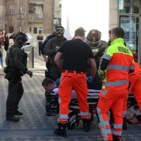 Policija u Ljubljani savladala muškarca koji je držao dva noža