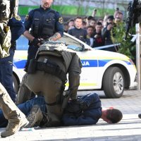 Policija u Ljubljani savladala muškarca koji je držao dva noža