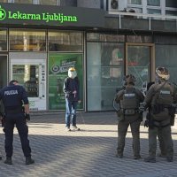 Policija u Ljubljani savladala muškarca koji je držao dva noža