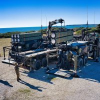 Pripadnici talijanske protuzračne obrane pune sustav SAMP-T - Wikimedia Commons - Ministarstvo obrane Italija