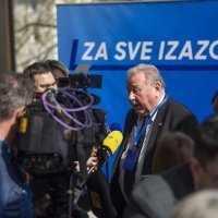 Vladimir Šeks obratio se medijima u KD Vatroslav Lisinski