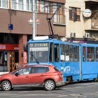 Na križanju Savske ulice ii Ulice Grada Vukova sudar ZET-ovog tramvaja i osobnog automobila