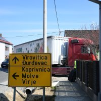 Kamion se sudario s automobilom pa zabio u obiteljsku kuću u Šemovcima