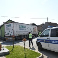 Kamion se sudario s automobilom pa zabio u obiteljsku kuću u Šemovcima