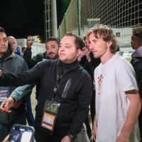 Obožavatelji dočekali Luku Modrića prije treninga u Kairu