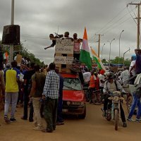 Simpatizeri vojne hunte u Nigeru mašu ruskim zastavama
