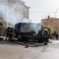 Veliki požar progutao tri automobila i vozilo Čistoće