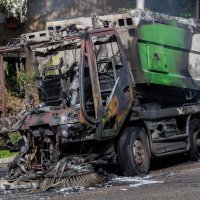 Veliki požar progutao tri automobila i vozilo Čistoće