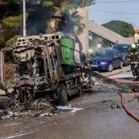 Veliki požar progutao tri automobila i vozilo Čistoće