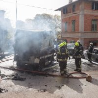 Veliki požar progutao tri automobila i vozilo Čistoće