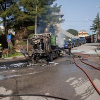 Veliki požar progutao tri automobila i vozilo Čistoće