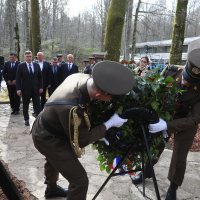 Plitvice: Predsjednik Zoran Milanović položio vjenac na  33. godišnjicu akcije Plitvice i pogibije prvog hrvatskog redarstvenika Josipa Jovića