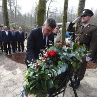 Plitvice: Predsjednik Zoran Milanović položio vjenac na  33. godišnjicu akcije Plitvice i pogibije prvog hrvatskog redarstvenika Josipa Jovića