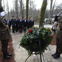 Plitvice: Predsjednik Zoran Milanović položio vjenac na  33. godišnjicu akcije Plitvice i pogibije prvog hrvatskog redarstvenika Josipa Jovića