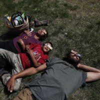 Ljudi diljem svijeta promatraju pomrčinu Sunca