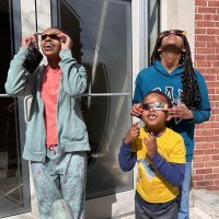 Ljudi diljem svijeta promatraju pomrčinu Sunca