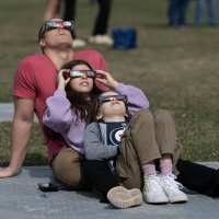 Ljudi diljem svijeta promatraju pomrčinu Sunca