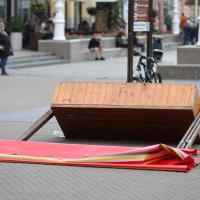 Jaki vjetar srušio je veliki broj štandova na glavnom gradskom trgu