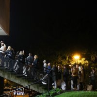 Red ispred Državnog izbornog povjerenstva, ljudi stoje s kutijama biračkih listića