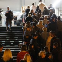 Red ispred Državnog izbornog povjerenstva, ljudi stoje s kutijama biračkih listića
