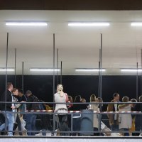 Red ispred Državnog izbornog povjerenstva, ljudi stoje s kutijama biračkih listića