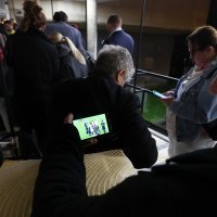Red ispred Državnog izbornog povjerenstva, ljudi stoje s kutijama biračkih listića
