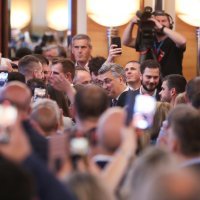 Andrej Plenković obratio se okupljenima u stožeru HDZ-a